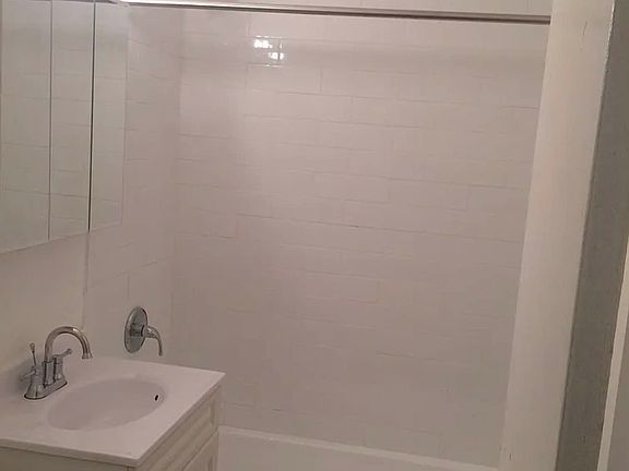 4th image of 932 Bronx Park S APT 1C