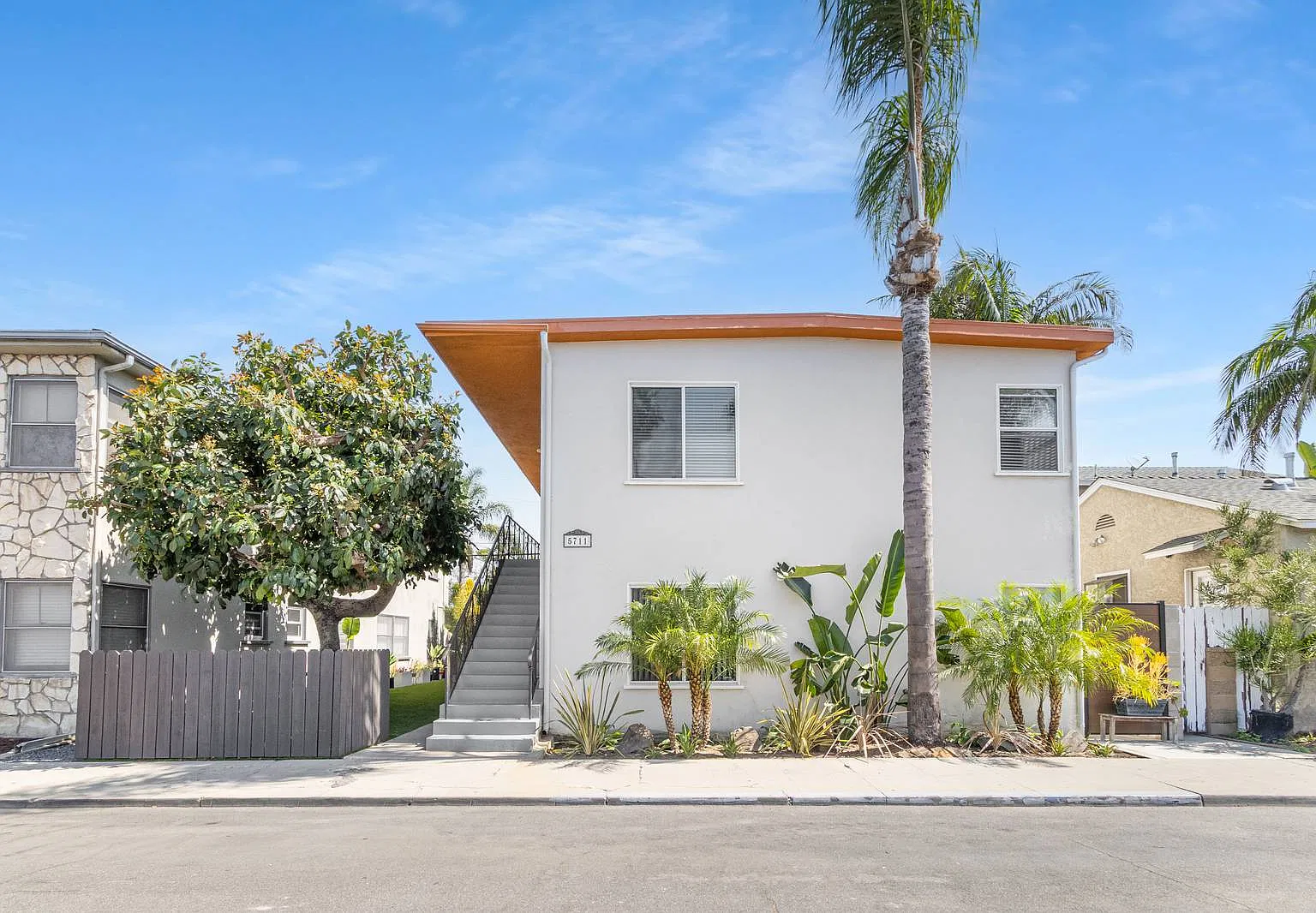 1 bed, 425 sqft, $2,050 — Photo 1