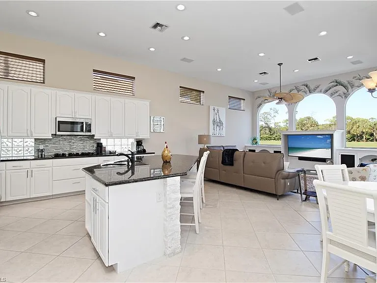 1901 Winding Oaks Way — Photo 4