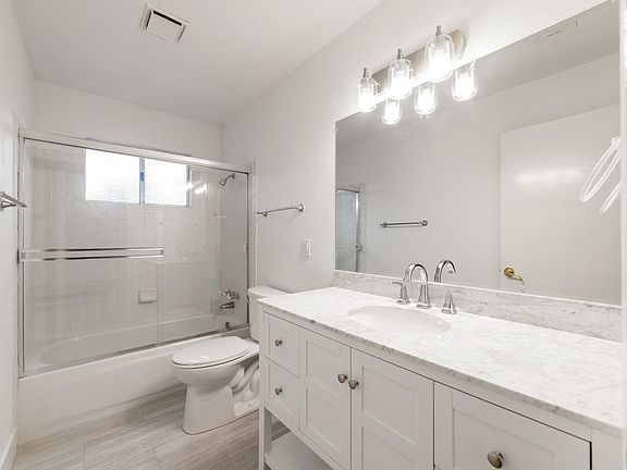 2nd image of 910 Walnut Woods Ct
