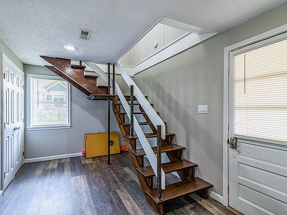 4th image of 35/51 Hickory Dr