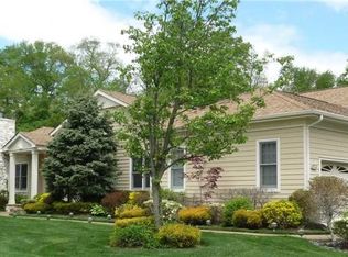 439 Links Dr, Roslyn, NY 11576