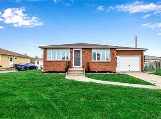 90 Autumn Ln, Orchard Park, NY 14219