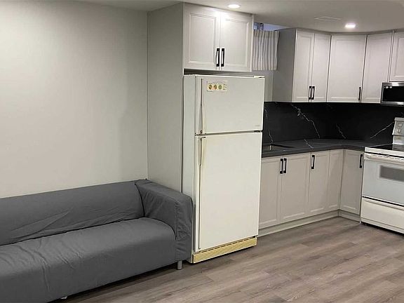 4th image of 10 Damian Dr Basement B