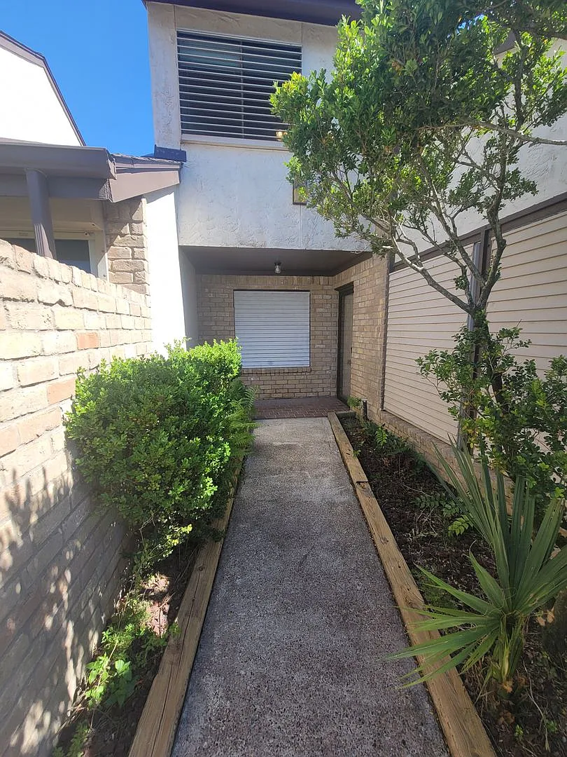 Townhouse off of 75th St. / 6 Blocks from Seawall — Photo 3