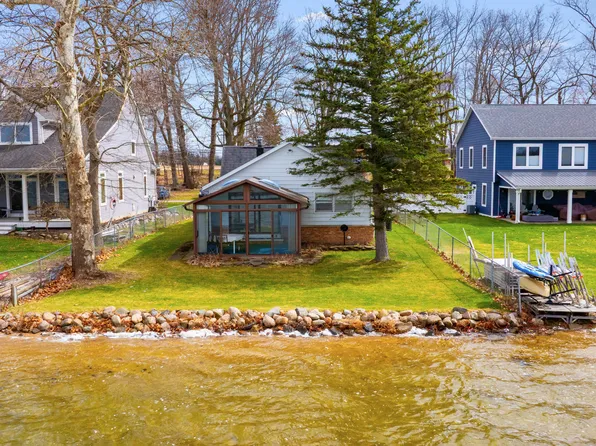 8664 Long Lake Dr E, Scotts, MI 49088