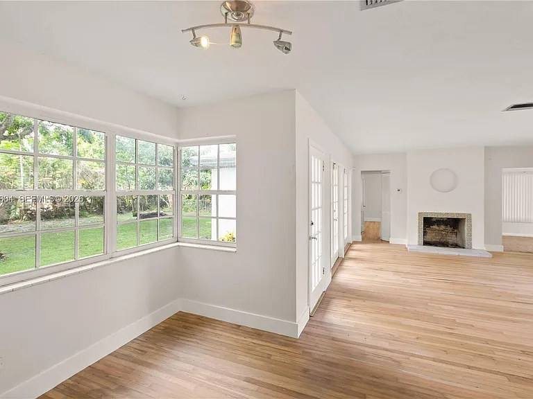 1431 Algeria Ave — Photo 10