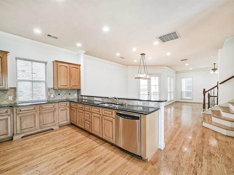 1833 Oakdale St — Photo 17