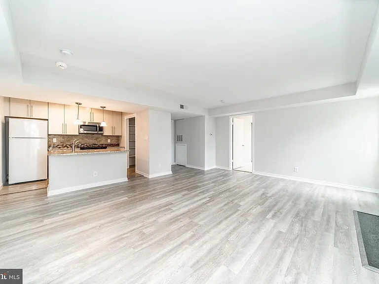 3920 Penderview Dr — Photo 10
