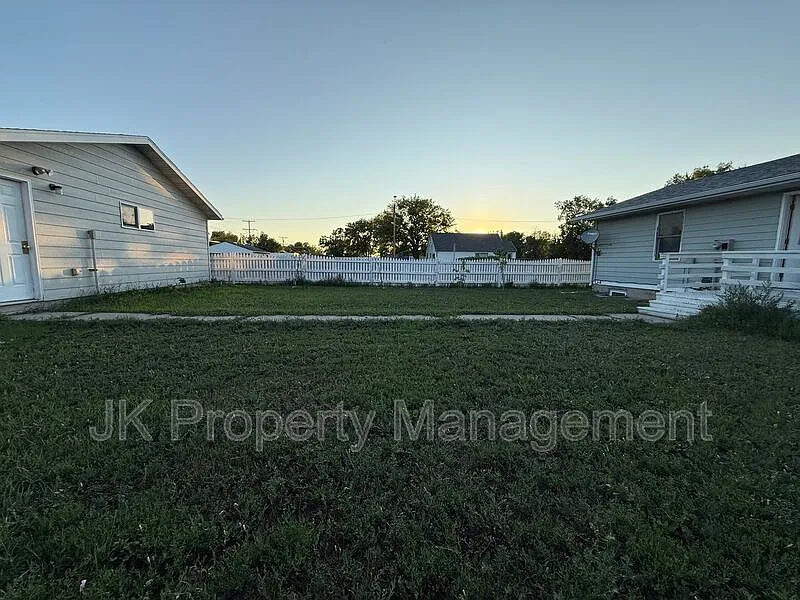 3 bed, 2.0 bath, 1742 sqft, $1,965 — Photo 4