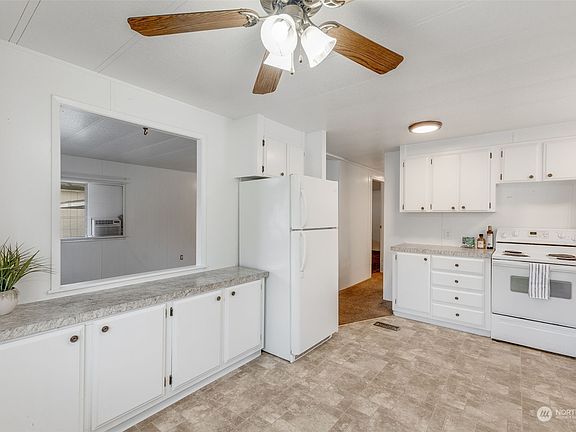 Large spacious kitchen area with updated appliances, lots of cabinets and counter tops>