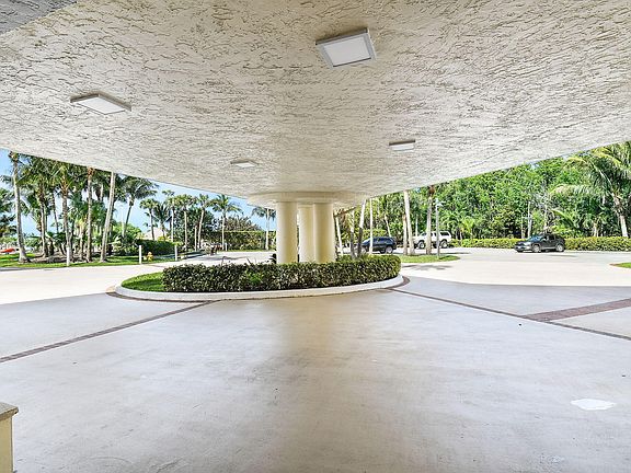 3rd image of 221 NE Plantation Road #316
