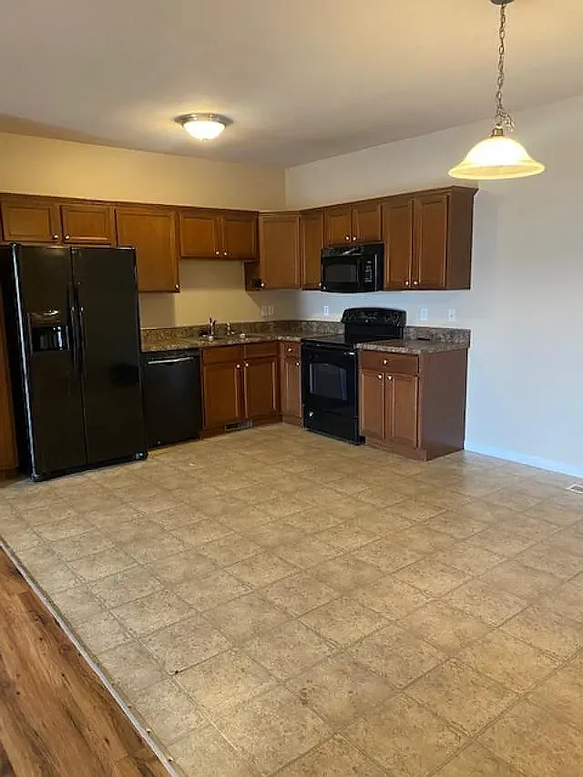 3 bed, 1200 sqft, $1,650 — Photo 3