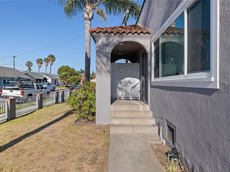 2216 Maricopa St — Photo 3