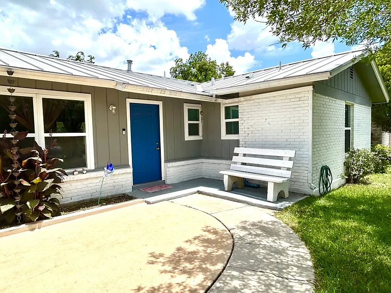 4111 Judivan — Photo 2