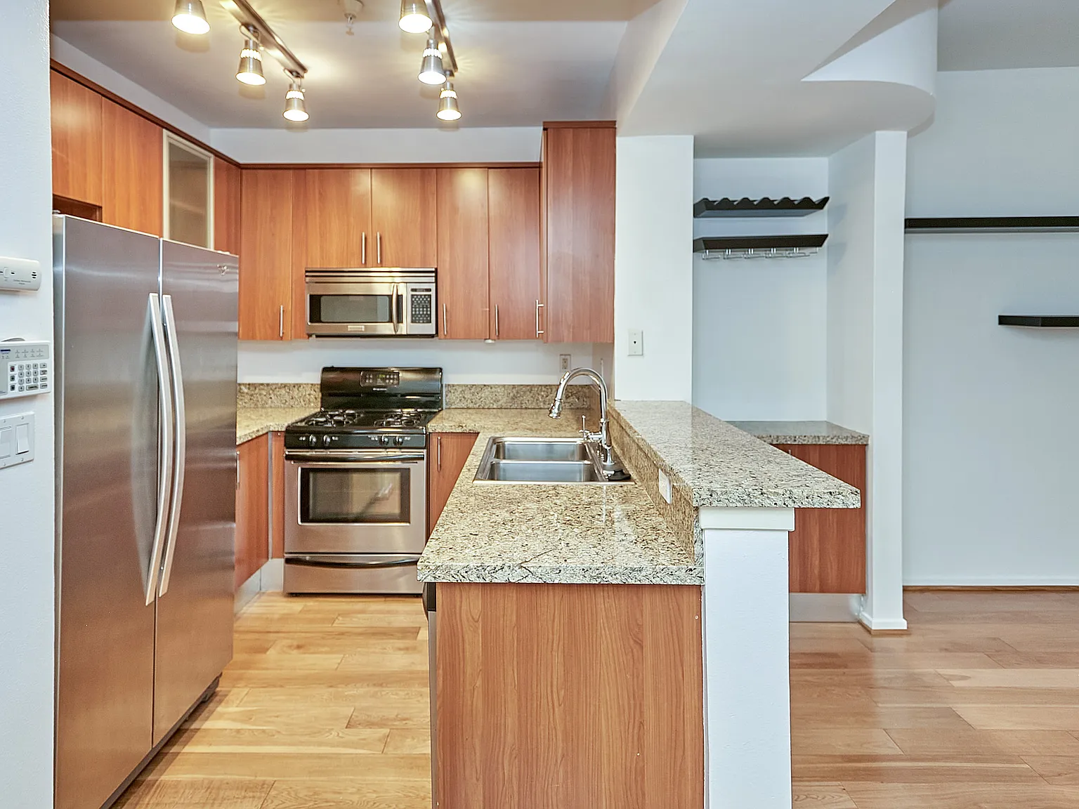1 bed, 653 sqft, $1,900 — Photo 3