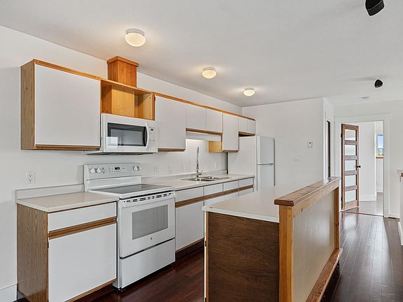 4th image of 571A McPhee Ave