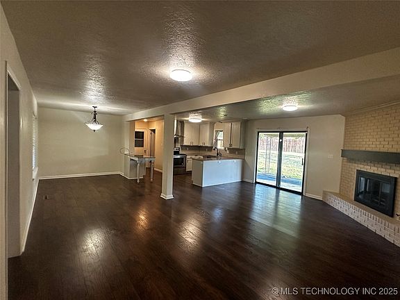 5th image of 2104 E Foster Dr