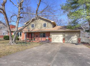 1131 Belle Air Pl, Carthage, MO 64836