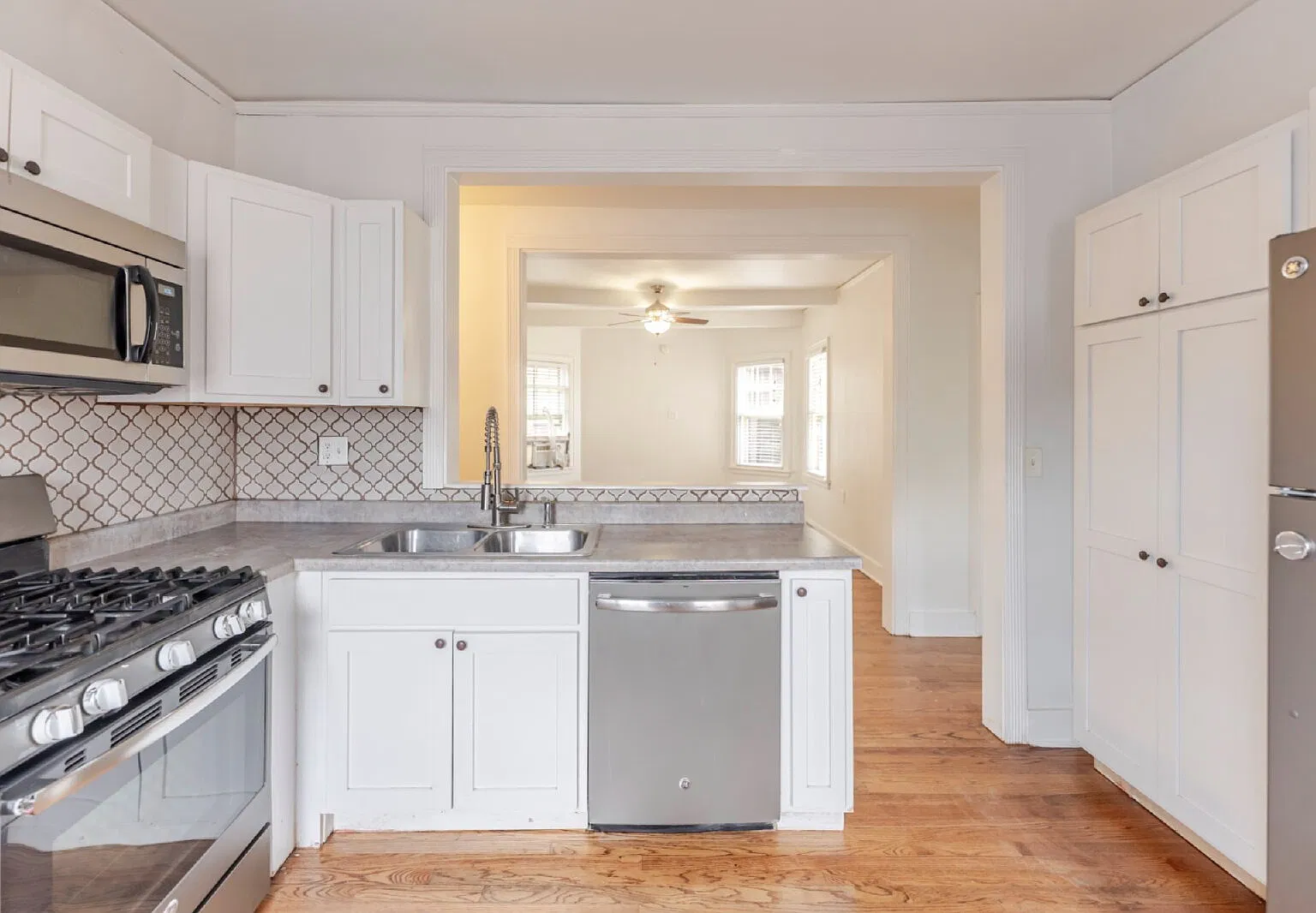 2 bed, 1.0 bath, 2000 sqft, $1,300 — Photo 2