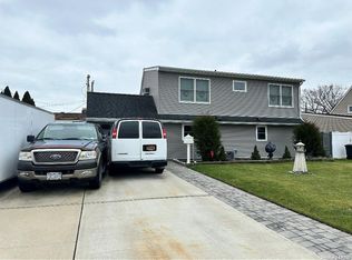 30 Twin Ln N, Wantagh, NY 11793