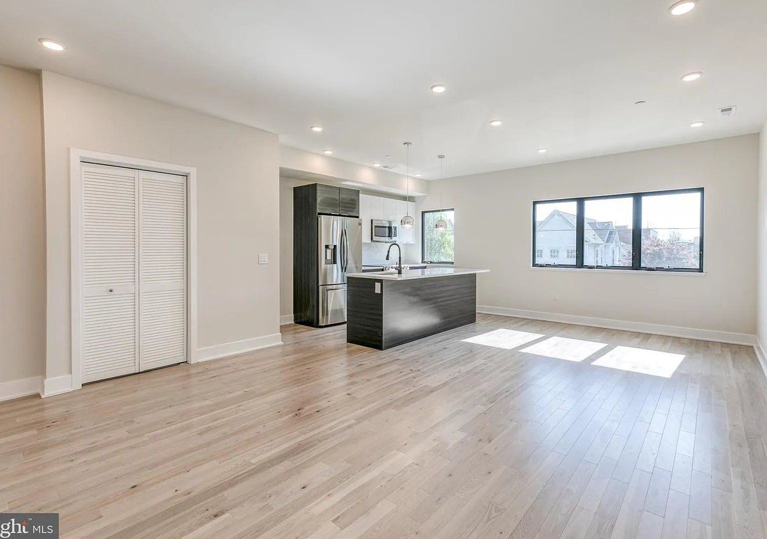 Brand New Luxury Apartments — Photo 2