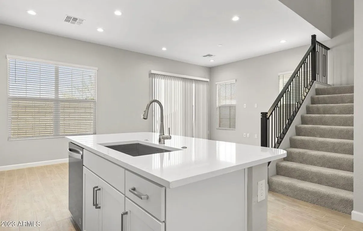 3 bed, 2.5 bath, 2143 sqft, $4,400 — Photo 4