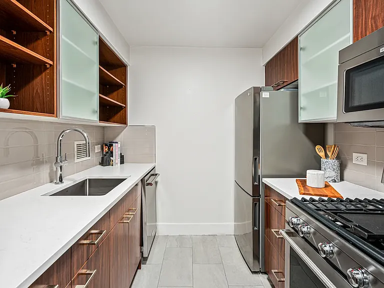 130 W 15th St #B — Photo 5