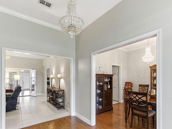 4th image of 404 Oakbrook Cir
