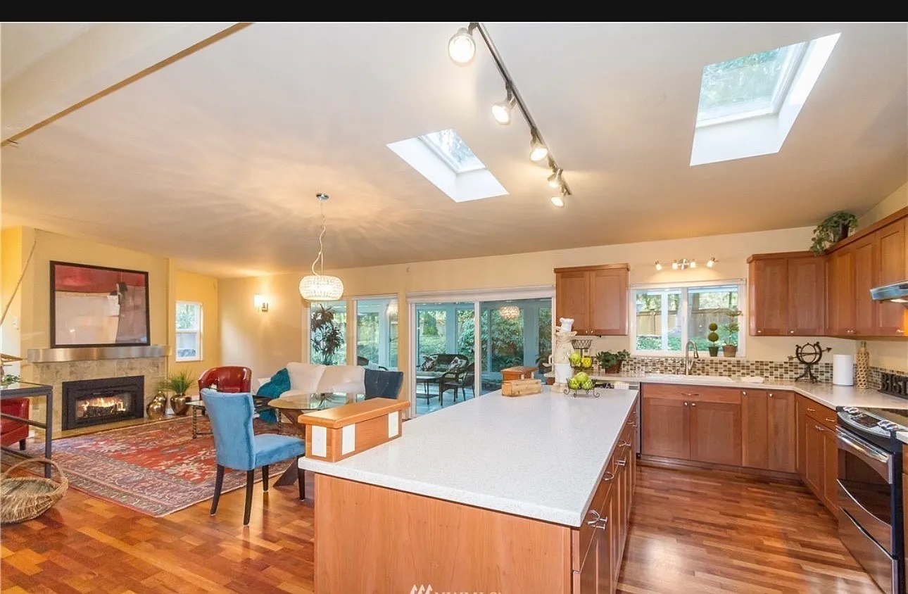 4 bed, 2.5 bath, 2910 sqft, $4,980 — Photo 3