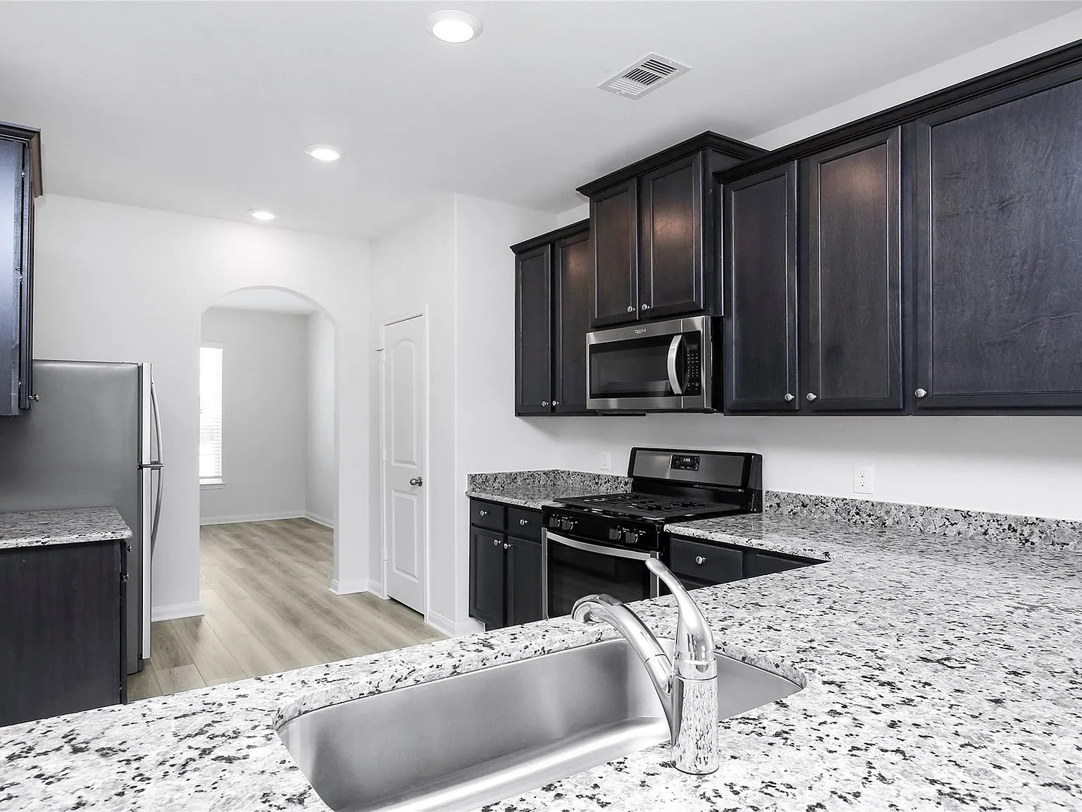 3 bed, 2.0 bath, 1570 sqft, $2,025 — Photo 3