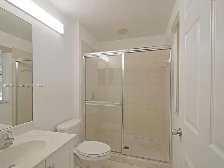 6030 SW 19th Pl — Photo 4