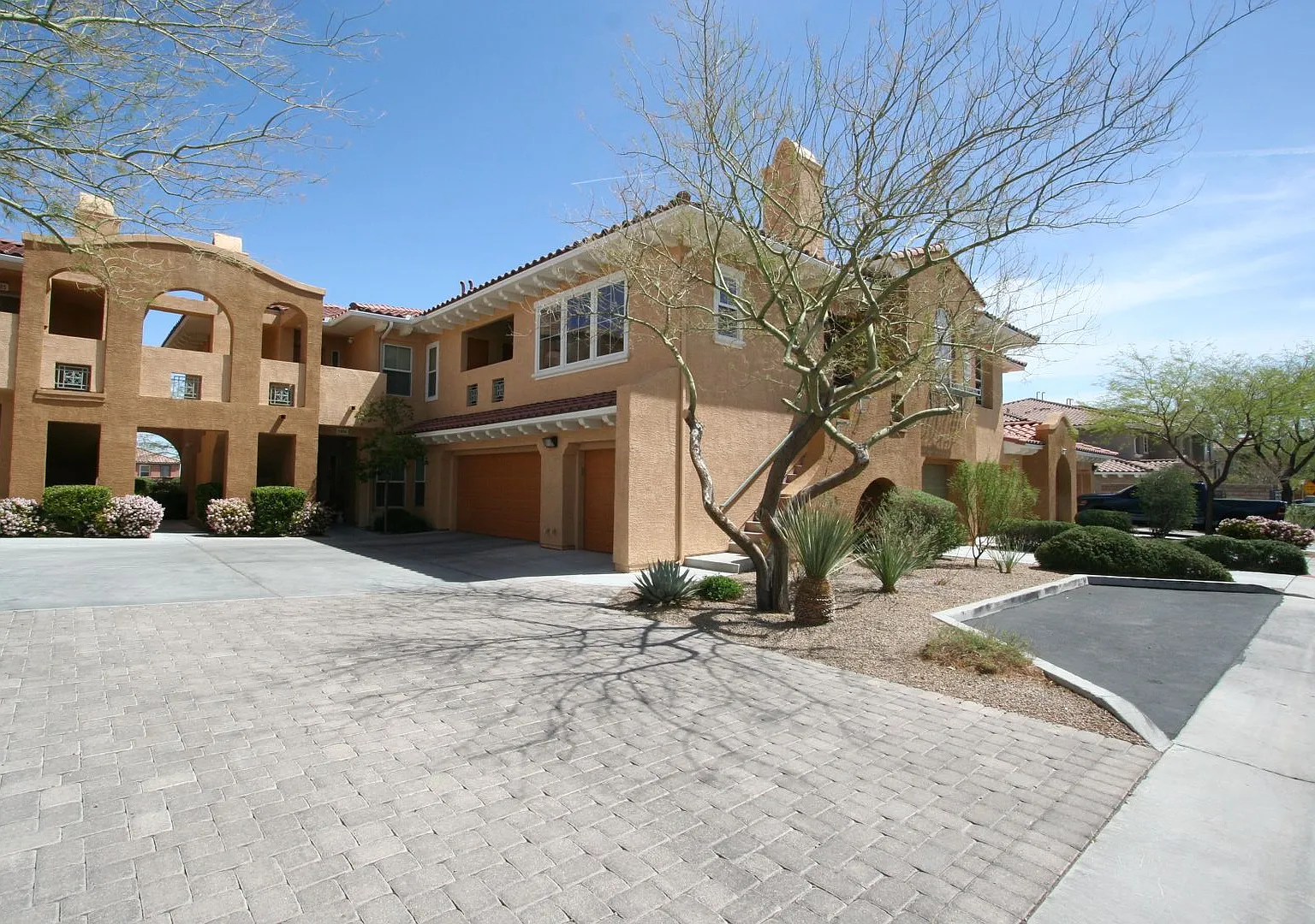 2 bed, 2 bath, 1 car condo — Photo 2