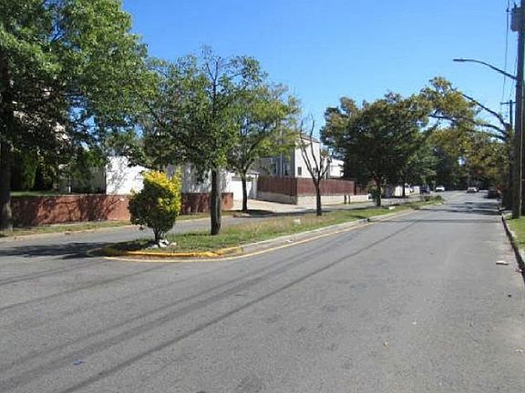 Exterior Neighborhood (street photo)