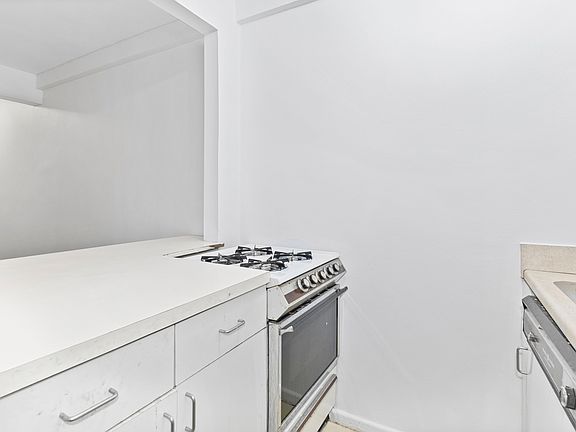 4th image of 141 E 55th St APT 7C