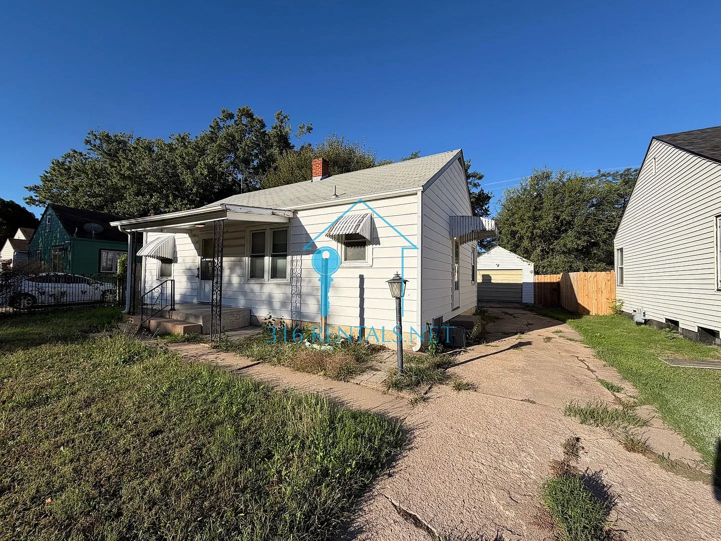$950 - 2 bedroom / 1 bathroom - Home with a fenced yard and garage! — Photo 2