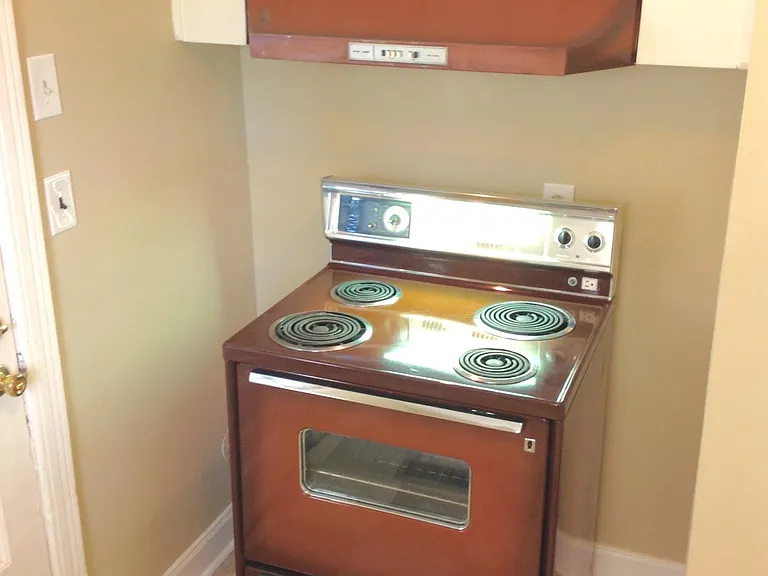 Vintage Stove Works Better Than A lot of newer ones. Looks Way Cooler !!