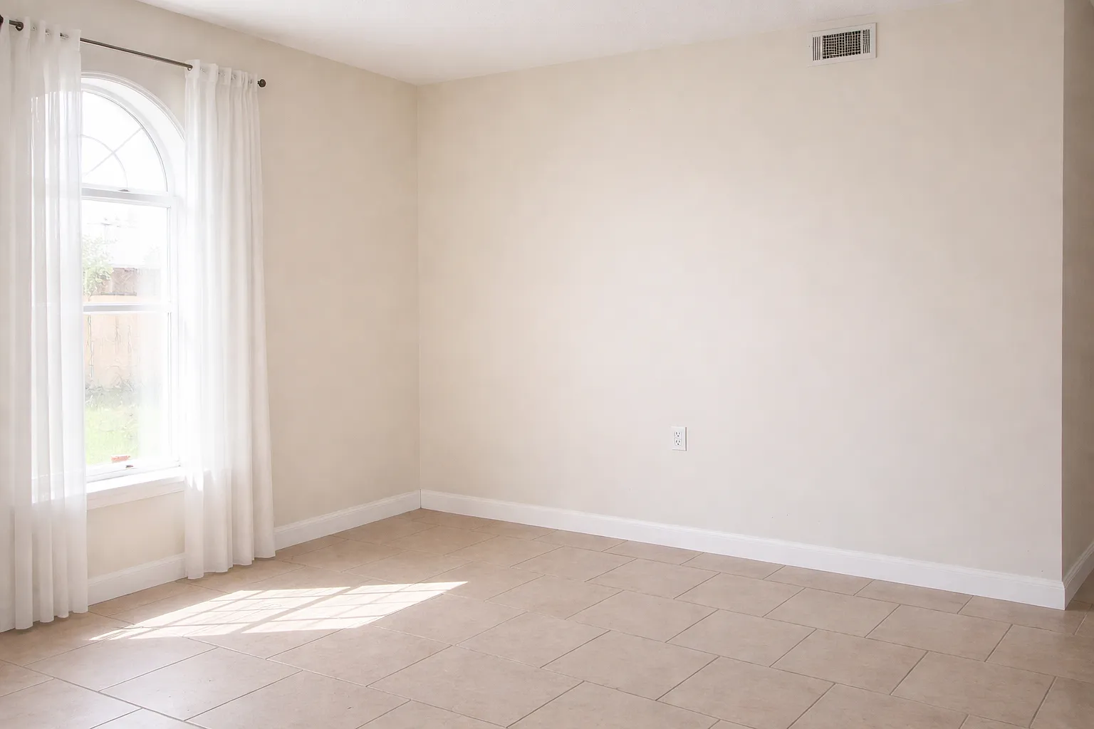 2 bed, 1.5 bath, 950 sqft, $1,050 — Photo 4