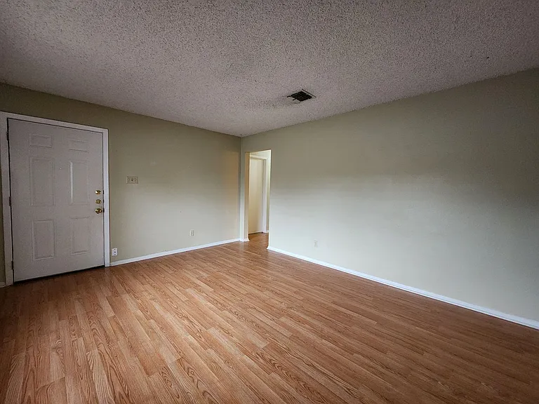317 Briarwood Dr — Photo 6