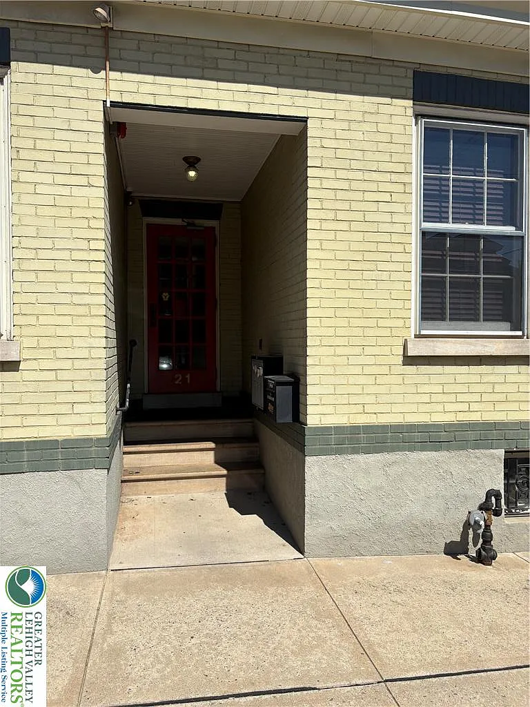 1 bed, 1.0 bath, 1000 sqft, $1,350 — Photo 2