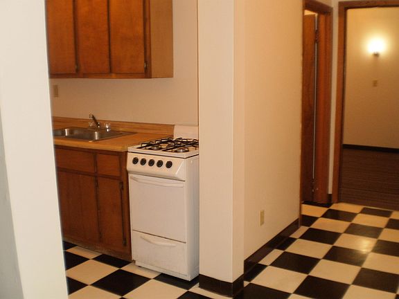 2nd image of 1823 Portland Ave #10