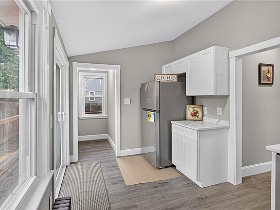 4th image of 91 Ash St