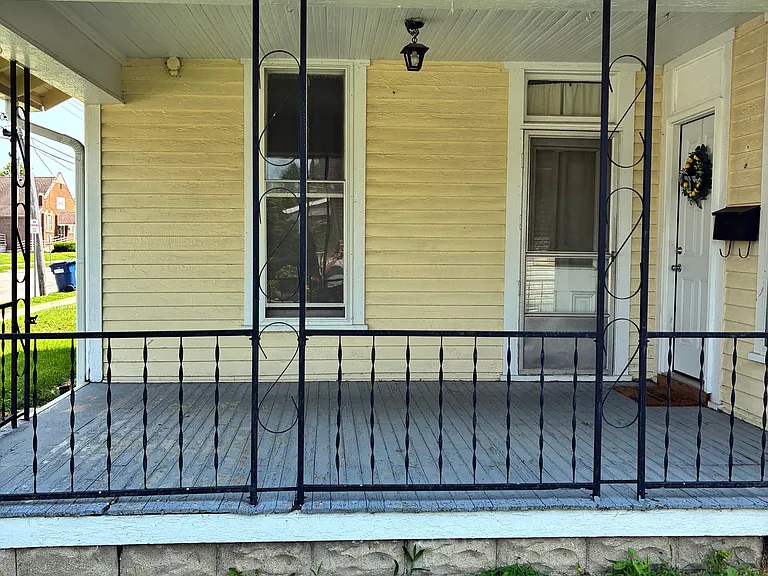 406 E Hanna St — Photo 2