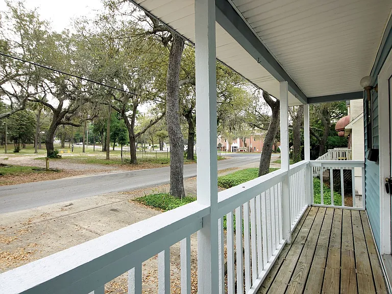561 Bayshore Dr — Photo 4