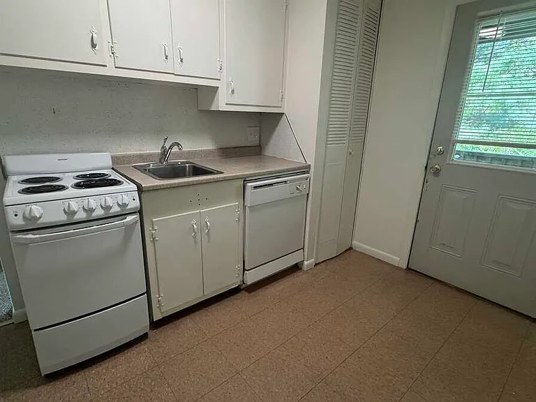 2 Townhouse Dr #A — Photo 1