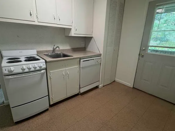 2 Townhouse Dr #A, Easthampton, MA 01027