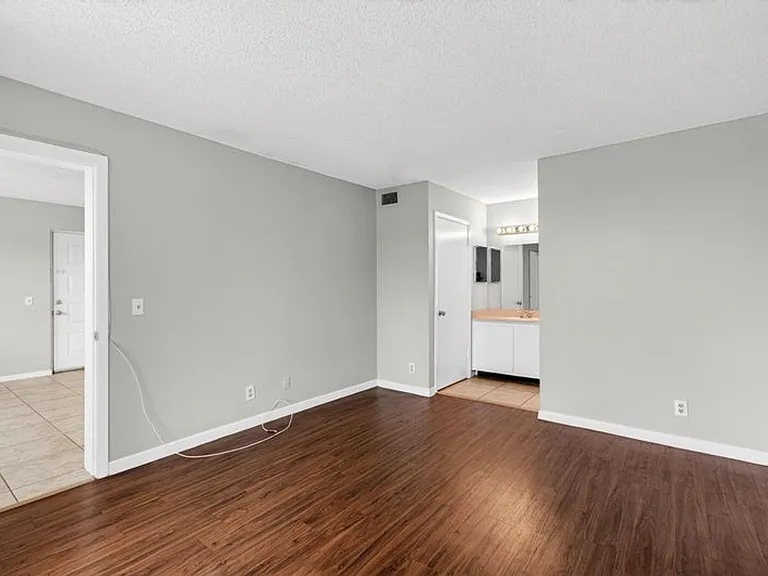 738 Executive Center Dr #21-10-21 — Photo 8