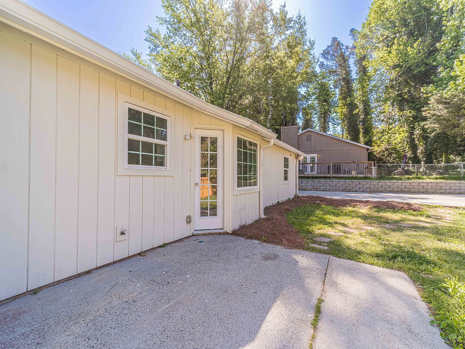 3 bed, 1.5 bath, 1100 sqft, $2,150 — Photo 4