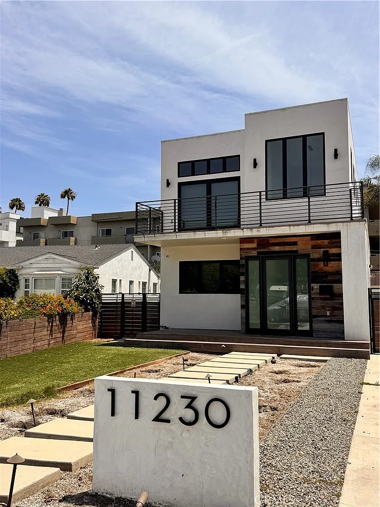 3 bed, 2536 sqft, $9,000 — Photo 1