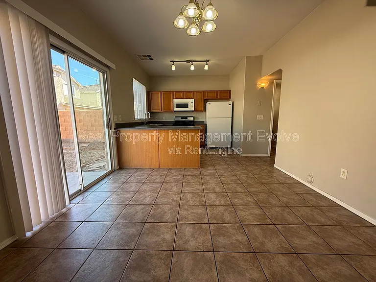 3930 W Irwin Ave — Photo 6